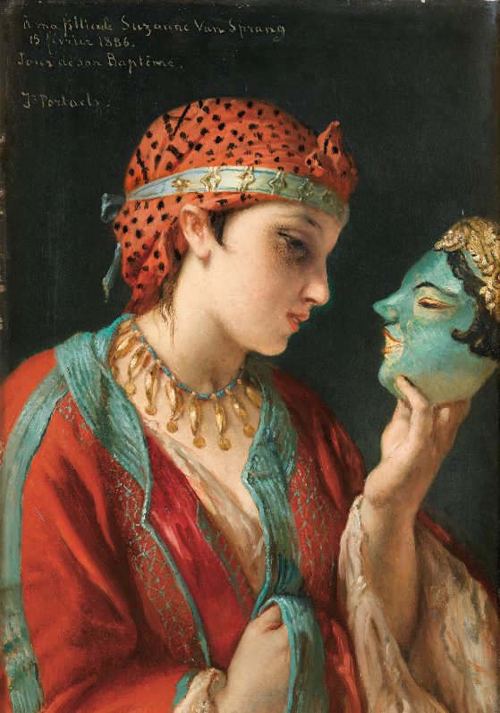 Ein junges Mädchen in orientalischer Kleidung hält eine Maske in der Hand und betrachtet sie nachdenklich