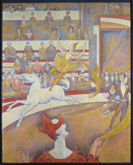 Zirkus: Eine Akrobatin in einem gelben Kostüm reitet stehend auf einem Pferd, im Vordergrund ein Clown, rechts ein elegant gekleideter Zirkusdirektor