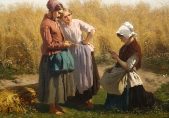 Drei Mädchen vor einem Getreidefeld, zwei beschäftigen sich intensiv mit ihren Liebespfändern (Jetons d'amours).