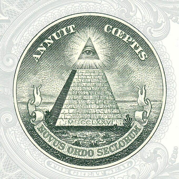 Das Siegel der Vereinigten Staaten von Amerika aus dem Jahr 1776, es zeigt eine gemauerte Pyramide mit dem dreieckigen Auge Gottes an der Spitze und verschiedene lateinische Inschriften